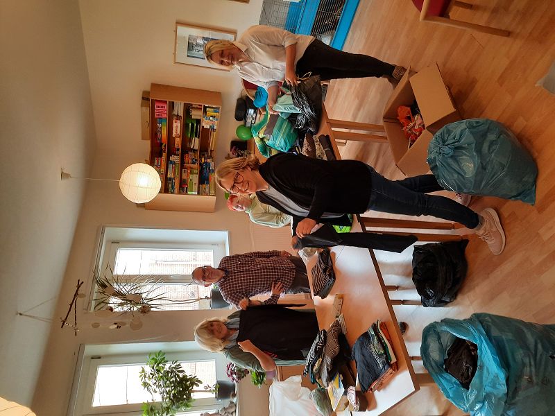 Kollegen der Seniorenbetreuung BWH beim Sortieren